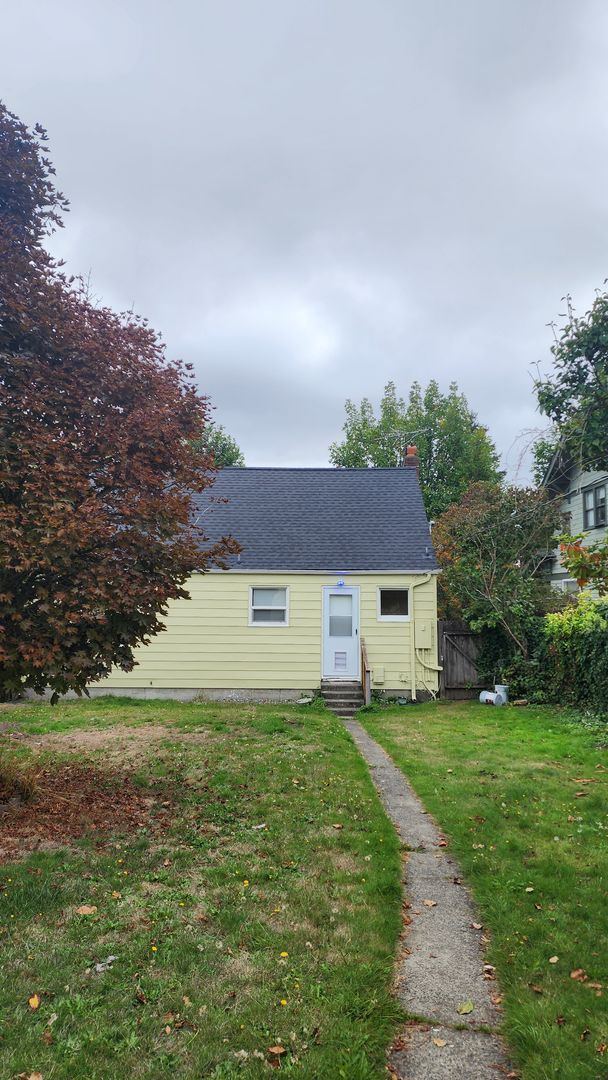 Building Photo - South Tacoma Craftsman!