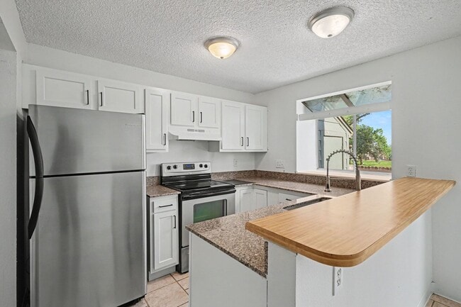 Building Photo - Updated 2 Bedroom, 2 Bathroom Townhome – Move-In Ready!