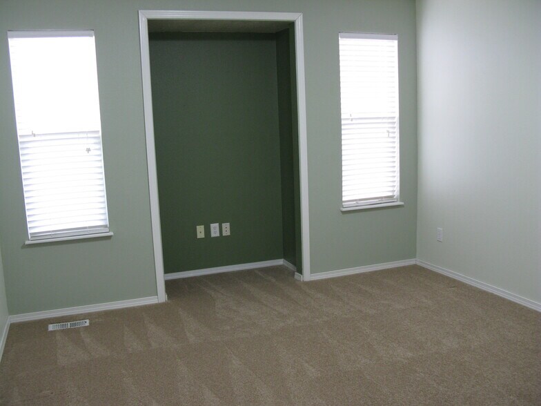 Building Photo - 2020 E Laguna Ave