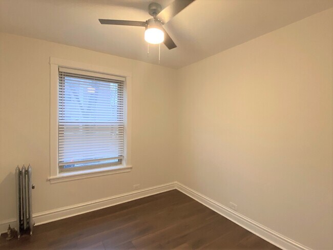 Building Photo - 1425 W Albion Ave