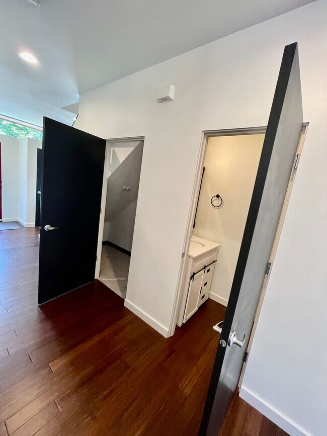 Building Photo - ** HALF MONTH'S FREE RENT **Modern 3bd/2.5...
