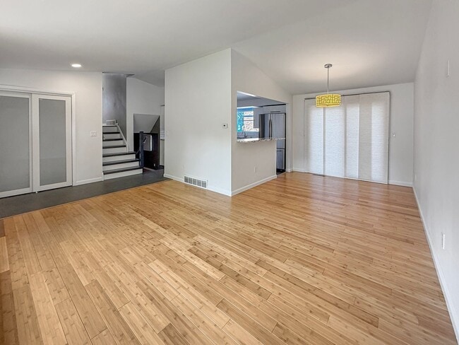 Building Photo - $0 DEPOSIT OPTION. CHARMING 4BED/2.5BATH I...