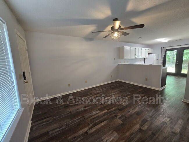 Building Photo - 606 English Ct