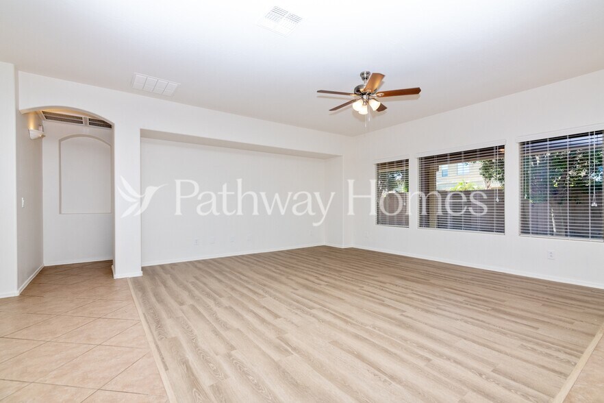 Building Photo - 13843 W Watson Ln