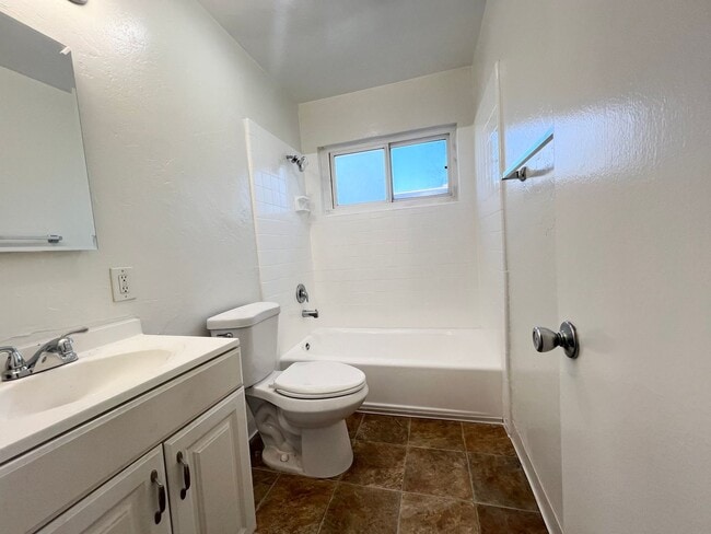 Building Photo - Bright 2 bed 1 bath in Pacific Beach