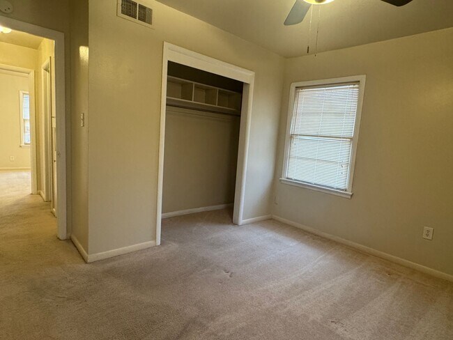 Building Photo - 4312 NW Santa Fe Ave