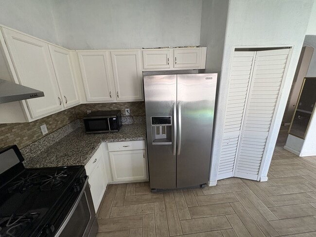 Building Photo - Great eastside location four bedrooms