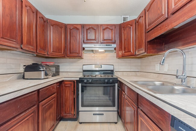 Building Photo - 2201 S Highland Ave