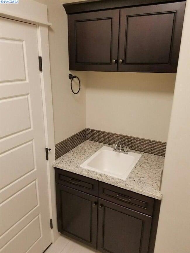Building Photo - Newer Construction Townhouse in Horn Rapids