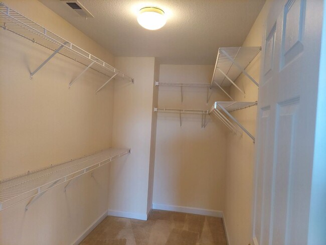 Building Photo - 3 Bed 2.5 Bath Townhouse