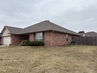 Building Photo - Four bedroom home in Central Norman