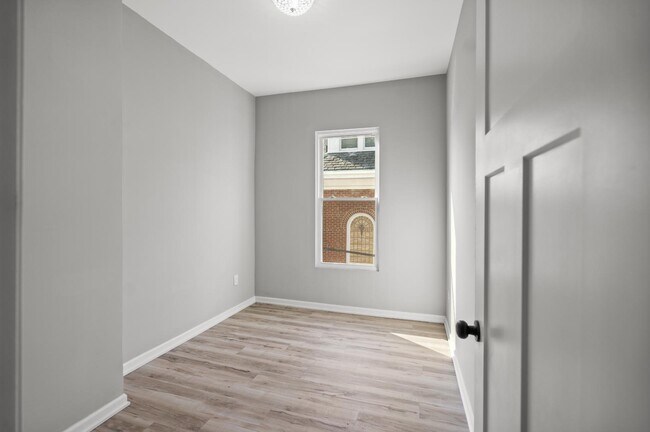 Building Photo - 835 Isabella St