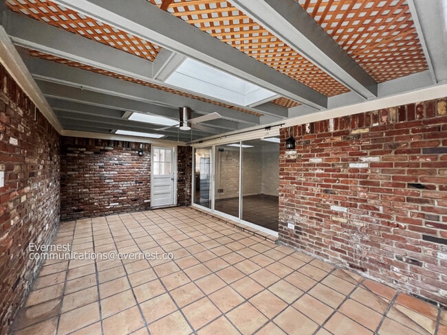 Building Photo - Beautiful 4-Bedroom Home with Modern Amenities / Pet-Friendly / Available Now!