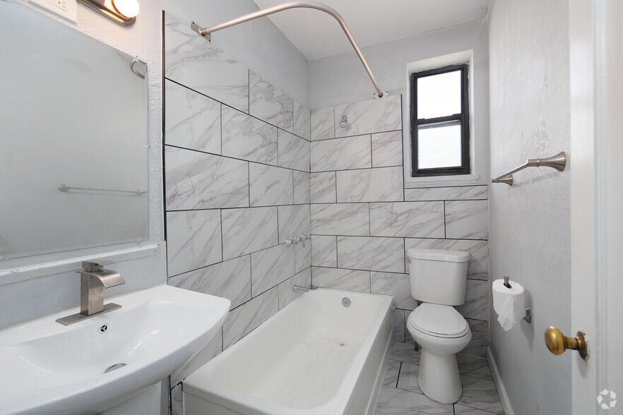 1BR, 1BA - 603SF - Bathroom - Northern Village