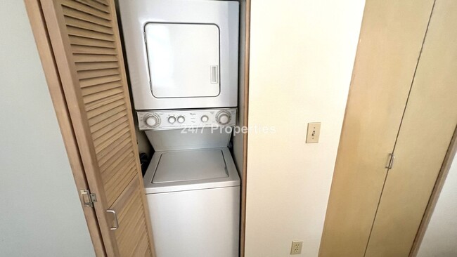 Building Photo - Hilltop 1BD I 1BA Condo + FREE month of re...