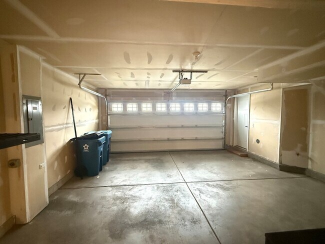 Building Photo - 772 Weller Dr