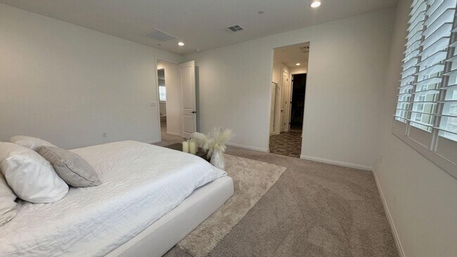 Building Photo - HUGE PRICE REDUCTION!! Gorgeous 6 Bedroom ...