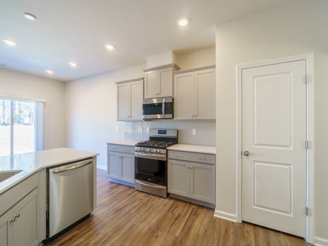 Building Photo - Brand New 5 Bedroom 3 full baths in Steele...
