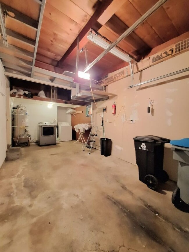 Building Photo - Cat Friendly 2bd Duplex w/Private Patio & Attached Garage