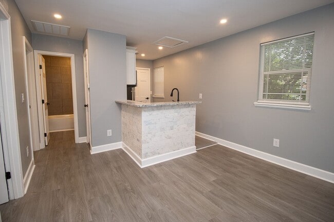 Building Photo - Downtown Columbia Renovated 2BR/1BA | Modern Finishes, Prime Location Near Five Points