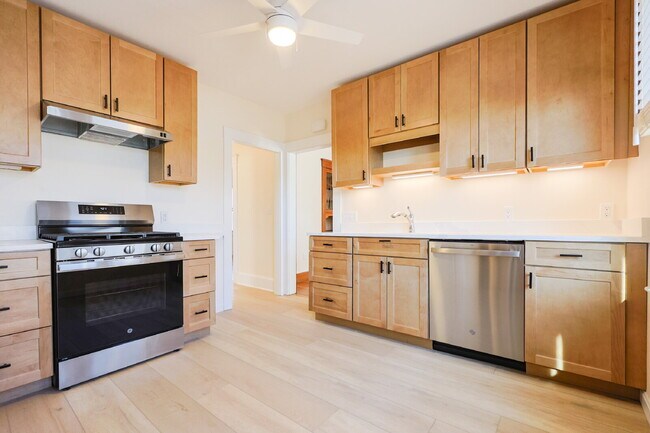 Building Photo - Stunning, Renovated, Spacious 2 Bed / 1 Bath in North Quincy