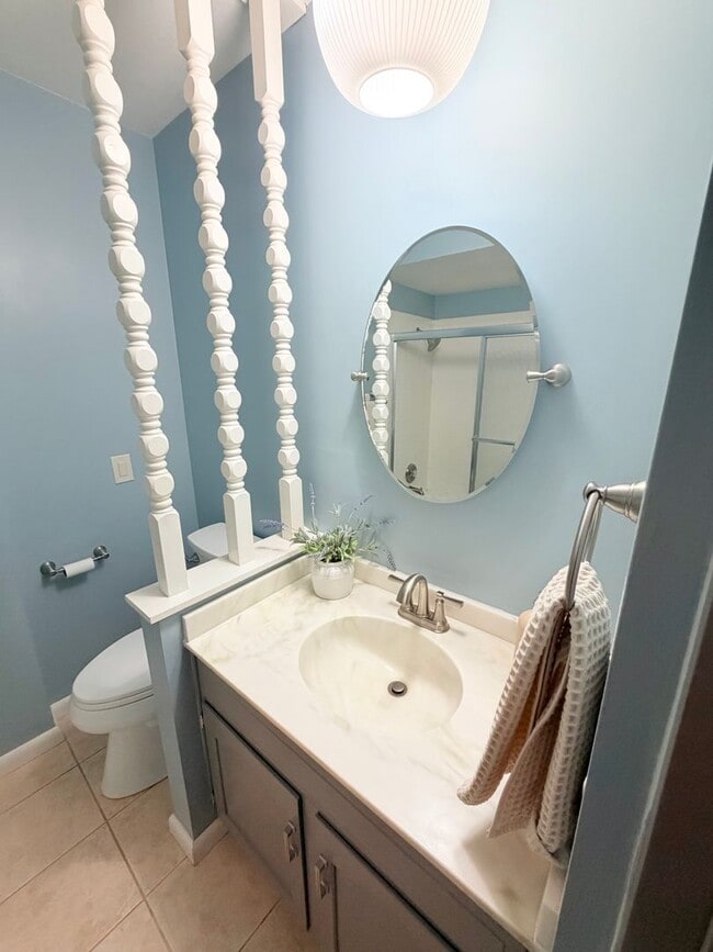 Building Photo - Beautiful Spacious Fox Farm Home
