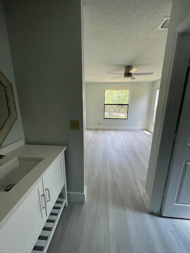 Building Photo - 3350 Jaywood Terrace