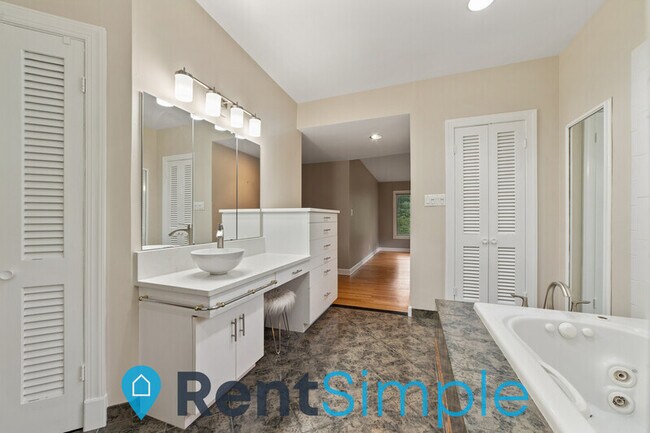 Building Photo - 6502 Lakeview Dr