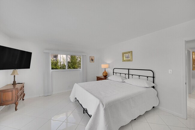 Building Photo - 1702 S Ocean Blvd