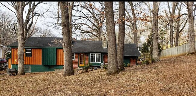 Building Photo - 4 bedroom/2.5 bath house