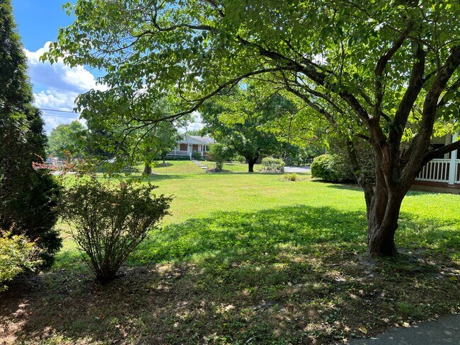 Building Photo - Knoxville 37921 - 3 bedroom 1.5 bath home - call Adam Sharp 865-254-0980
