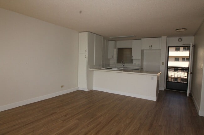 Building Photo - High 2 bedroom with sweeping views!