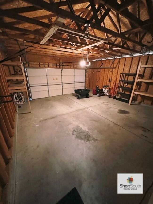 Building Photo - 3 bed 2 bath house right next to South Chr...