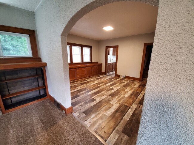 Building Photo - Large 3 Bedroom Home near Iowa State Fairgrounds!