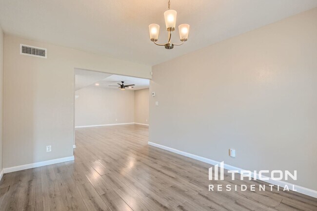 Building Photo - 8813 Willowbrook Dr