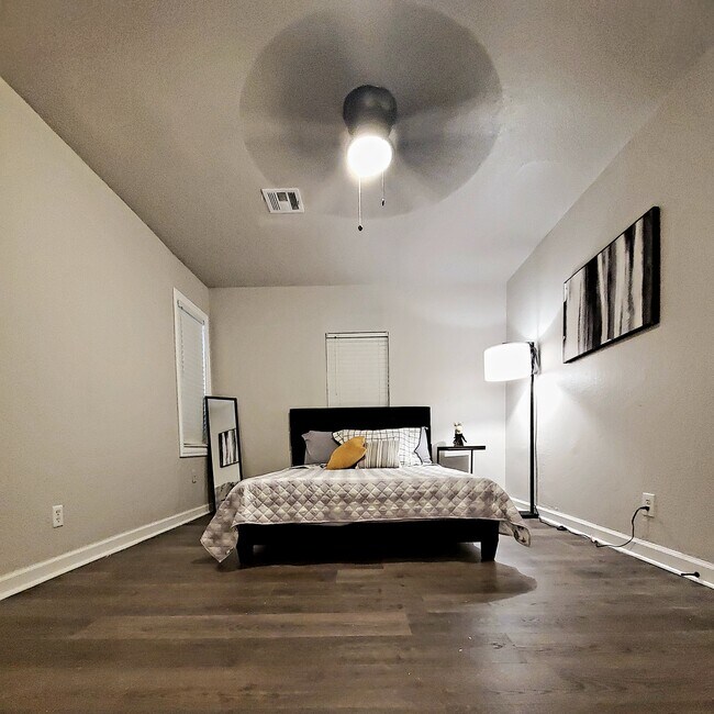 Building Photo - 1538 NE 42nd St