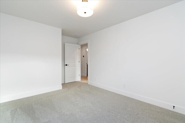 Building Photo - Brand New 3 Bed 2.5 Bath Townhouse With Many Amenities