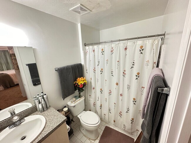 Building Photo - 1905 Honeysuckle Dr