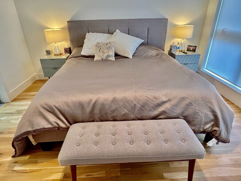 Building Photo - Room in Townhome on New Bern Ave