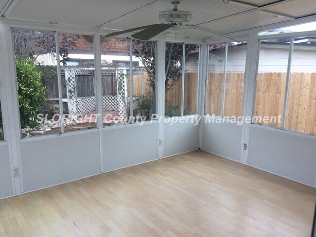 Building Photo - AVAILABLE FEBRUARY- Lower Level Duplex - 1 Bedroom + Den