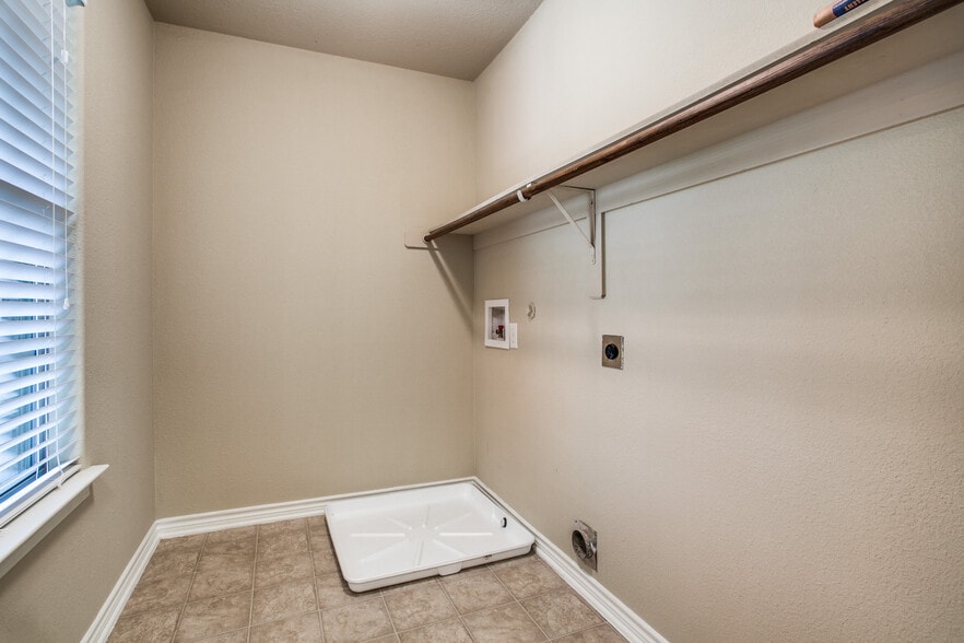 Building Photo - 417B Castleridge Dr