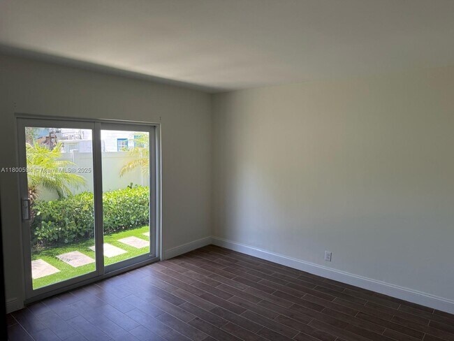 Building Photo - 1650 N Riverside Dr