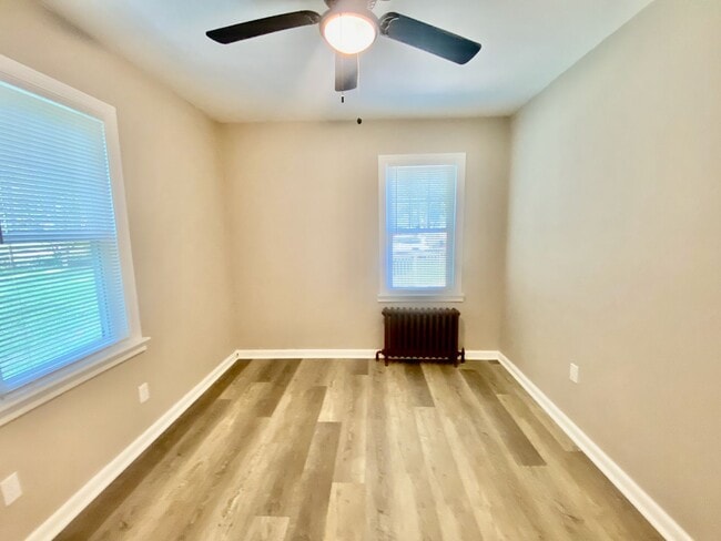 Building Photo - SPACIOUS 4 BED/2 BATH HOUSE-Luxury Vinyl F...