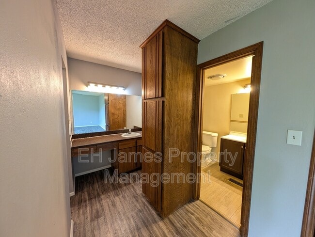 Building Photo - 8220 S College Ave
