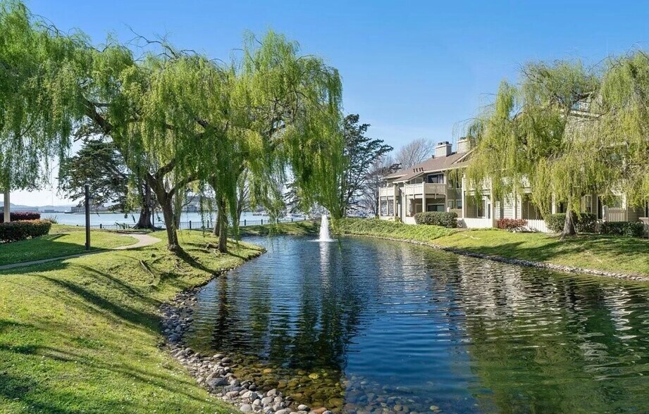 Building Photo - 151 Shoreline Ct