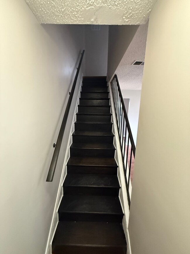 Building Photo - Beautiful 3 Bedroom 2 bath Townhome Conveniently Located and updated