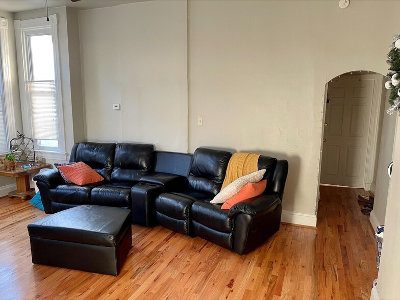 Building Photo - 2322 Stratford Ave