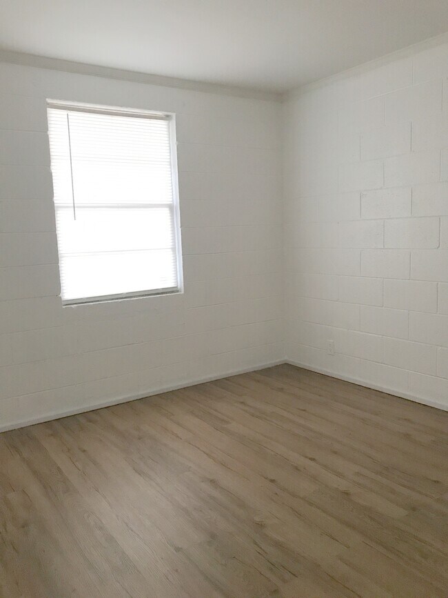 Building Photo - 219 S 7th St