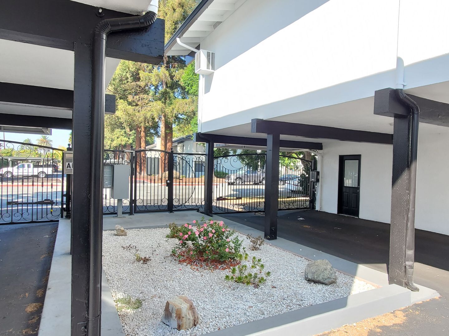 Building Photo - 3756-3762 Poinciana Dr