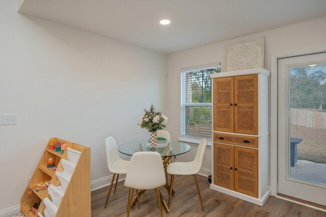 Building Photo - 691 S 11th St